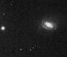 おとめ座の棒状渦巻き型銀河(M58)